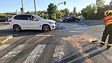 Olej unikající z projídjící cisterny likvidovali hasii v Olomouci. (2....