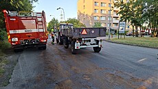 Olej unikající z projídjící cisterny likvidovali hasii v Olomouci. (2....
