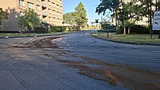 Olej unikající z projídjící cisterny likvidovali hasii v Olomouci. (2....