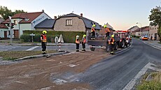 Olej unikající z projídjící cisterny likvidovali hasii v Olomouci. (2....