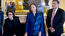 Francouzská ministryn kultury Rachida Datiová (vlevo) a její protjek z...