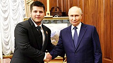 Vladimir Putin osobn� poblahop�ál 17letému Adamu Kadyrovovi, který by mohl...
