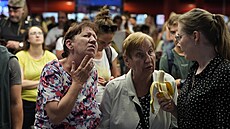 Lidé �ekají p�ed odjezdem na svátky v hale pra�ského hlavního nádra�í, poté co...