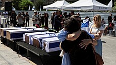 Smutení obad u obytného domu v izraelském Bat Jamu, který byl 15. ervna 2025...