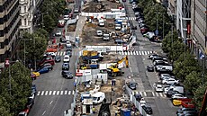 Horní ást Václavského námstí je u rok kompletn rozkopaná. (23. ervna 2025)