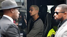 Quincy Brown, syn Seana �Diddyho� Combse, v aut� p�ed soudní budovou na...