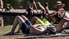 Horké letní teploty vyhnaly obyvatele Prahy k letenskému biotopu. Turisté se...
