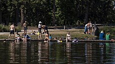 Horké letní teploty vyhnaly obyvatele Prahy k letenskému biotopu. Turisté se...