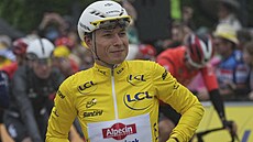 Jasper Philipsen si i pes dé uívá svj den ve lutém dresu.