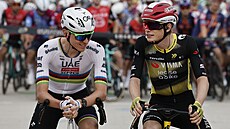 Dva nejv�t�í favorité Tour Tadej Poga�ar a Jonas Vingegaard v dru�ném hovoru...