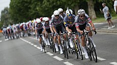 Peloton vedený sprinterskými týmy projídí trasou 1. etapy Tour de France 2025.