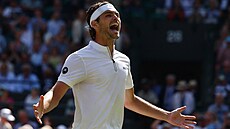 Taylor Fritz slaví postup do semifinále Wimbledonu.