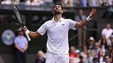 Spokojený Novak Djokovi po vydaené výmn v osmifinále Wimbledonu.