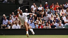 Novak Djokovi se natahuje po míku v osmifinále Wimbledonu.