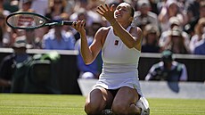 Aryana Sabalenková bduje nad ztrátou bodu ve tvrtfinále Wimbledonu.