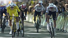 Mathieu van der Poel, Jonas Vingegaard a Tadej Pogaar se ítí do cíle 4. etapy...