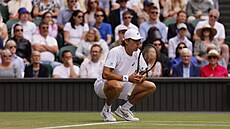 Alex de Minaur se koncentruje ped zaátkem výmny v osmifinále Wimbledonu.