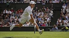 Alex de Minaur dobíhá míek v osmifinále Wimbledonu.