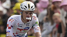 Emilien Jeanniere dokonuje tetí etapu Tour zakrvácený, s potrhaným dresem a...