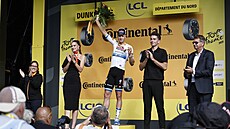 Tim Merlier na pódiu pro vítze etapy Tour.