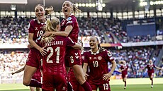 Amalie Vangsgaardová slaví se spoluhrákami z dánské reprezentace gól proti...