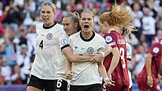 Sjoeke Nüsken slaví se svými kolegynmi nmecký gól v utkání s Dánskem.