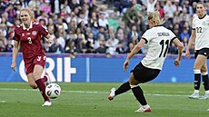 Lea Schüllerová stílí druhý nmecký gól v utkání s  Dánskem.