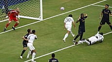 Gonzalo Garcia (30) posílá mí� do brány Juventusu a za�izuje Realu Madrid...