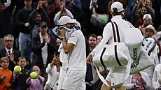 Grrigor Dimitrov opoutí wimbledonský trávník v slzách, jeho vci mu nese...