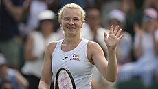 Kate�ina Siniaková se raduje z postupu do druhého kola Wimbledonu.