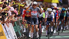 Jasper Philipsen slaví v cíli úvodní etapy Tour de France.