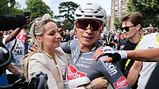 Jasper Philipsen v objetí s partnerkou Melanie Peetermansovou po triumfu v...