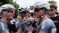 Kolegové z týmu Alpecin-Deceuninck blahopejí Jasperu Philipsenovi k triumfu v...