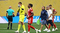 Zdrcený Gianluigi Donnarumma (ve lutém) po zákroku na Jamala Musialu.