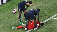Fotbalisté PSG volají pomoc ke zrannému Jamalu Musialovi.