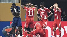 okovaní fotbalisté PSG i Bayernu po zranní Jamala Musialy.