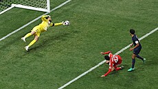 Gianluigi Donnarumma zasahuje proti rán� Jamala Musialy.
