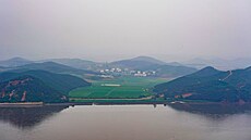 Panoramatický pohled na vesnici Amsil v Severní Koreji vzdálenou piblin 1,4...