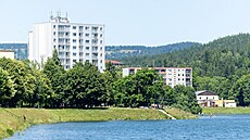 Plochy kolem nádr�e jsou zaplavené, náv�t�vníci si tak ru�níky nebo deky...