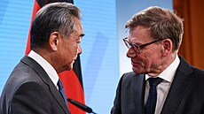 ínský ministr zahranií Wang I se svým nmeckým protjkem Johannem...