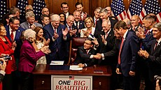 Lídr republikánské vtiny v USA Mike Johnson oslavuje schválení návrhu zákona...