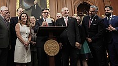 Lídr republikánské vtiny v USA Mike Johnson oslavuje schválení návrhu zákona...
