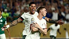 Cole Palmer (v popedí) a Enzo Fernández slaví vstelenou branku Chelsea ve...