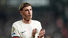 Cole Palmer z Chelsea zdraví fanouky po skonení zápasu.