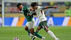 Paulinho (vlevo) z Palmeiras a Enzo Fernández z Chelsea se petlaují o balon...