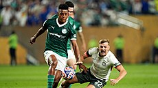Vanderlan z Palmeiras spchá za balonem, za ním padá k zemi Kiernan...
