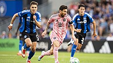Lionel Messi (uprost�ed) z Interu Miami vede balon v utkání proti Montrealu.