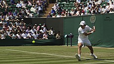 Australan Alex de Minaur returnuje ve druhém kole Wimbledonu.