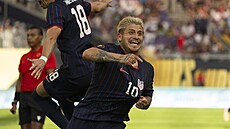 Americký fotbalista Diego Luna slaví branku.