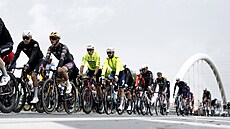 Remco Evenepoel a dalí závodníci na zaátku etapy ve Valenciennes.